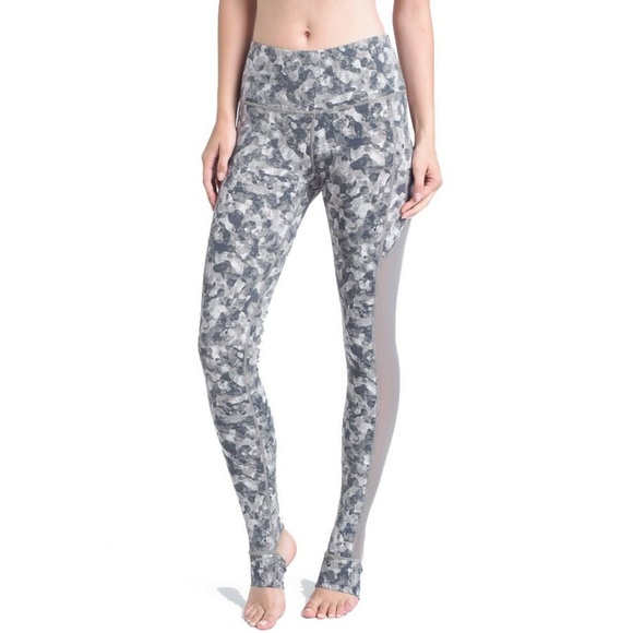 🍍🍍Showstopper Yoga Athletic Legging Neutral Camo - Picture 2 of 5